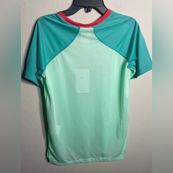 NWT Boy’s Nike Dri-FIT Big Kids Green Lightweight Training Top Size Small - Picture 4 of 5